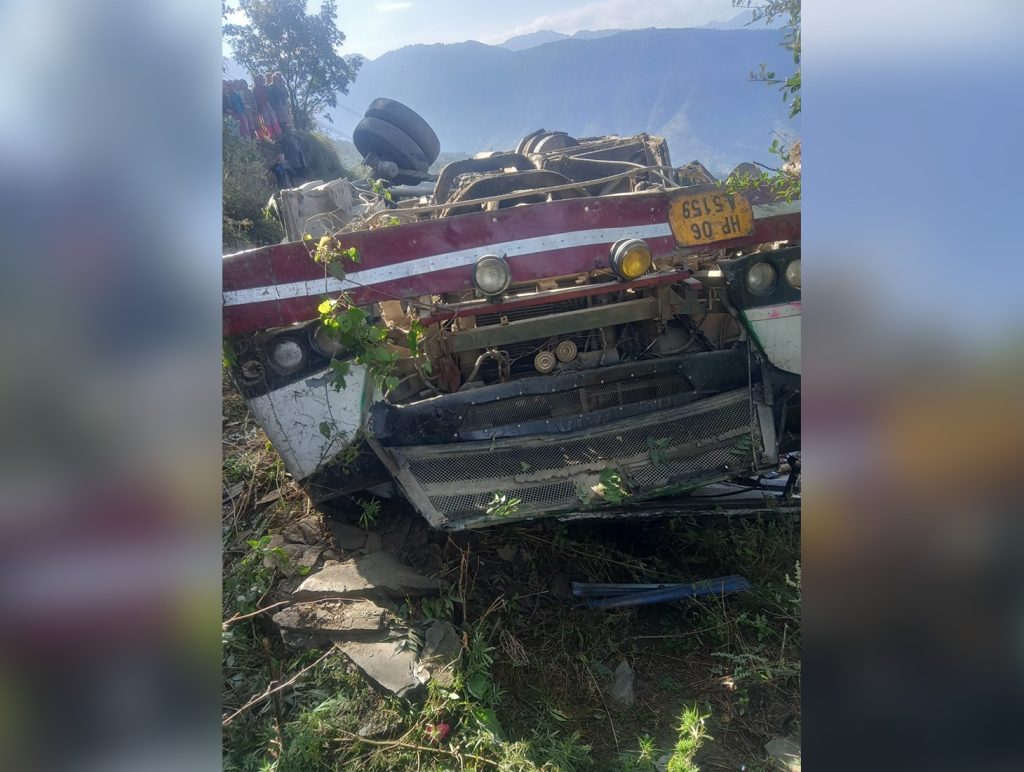 Several injured as HRTC bus falls off road in Rampur